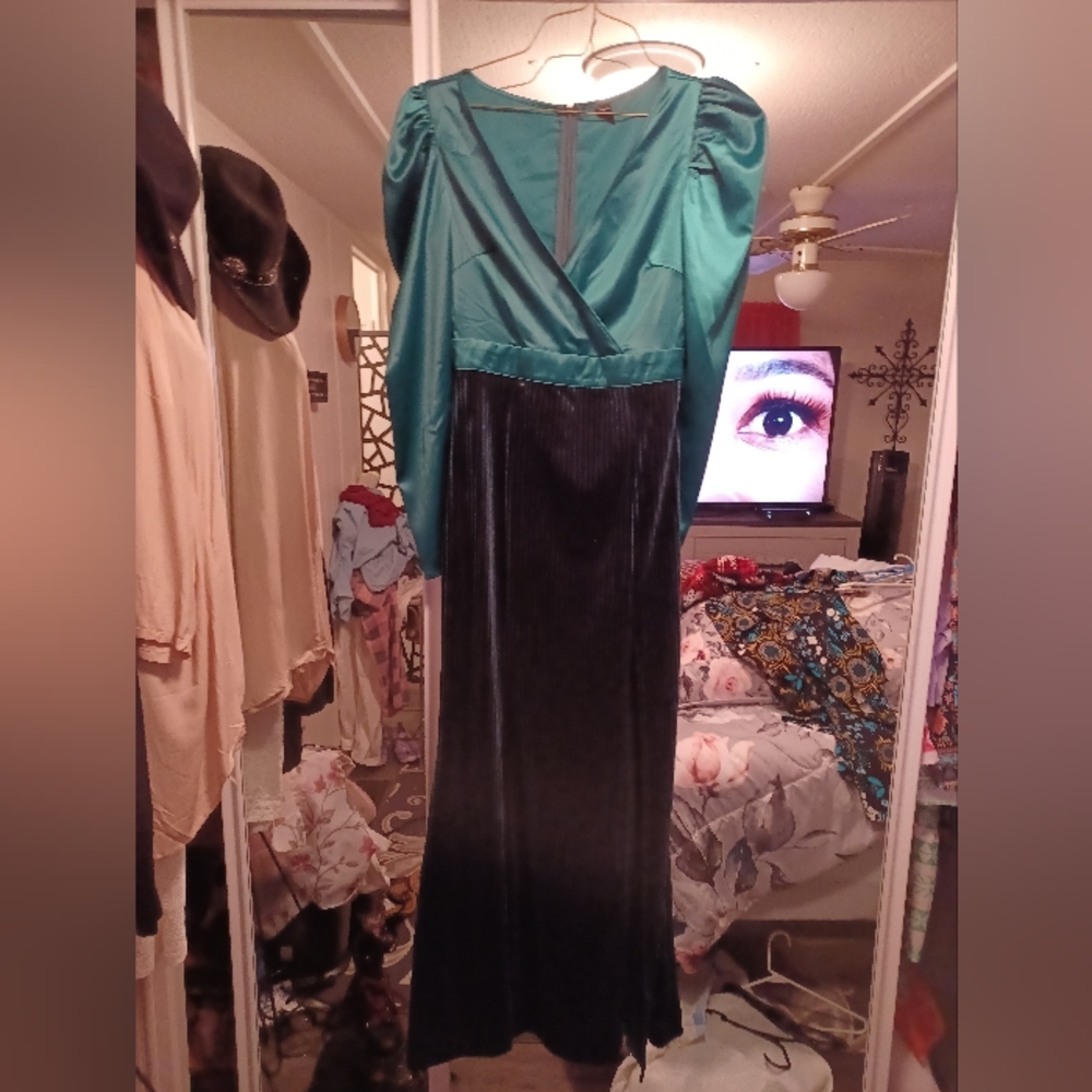 GOWNS - Picture 2 of 4